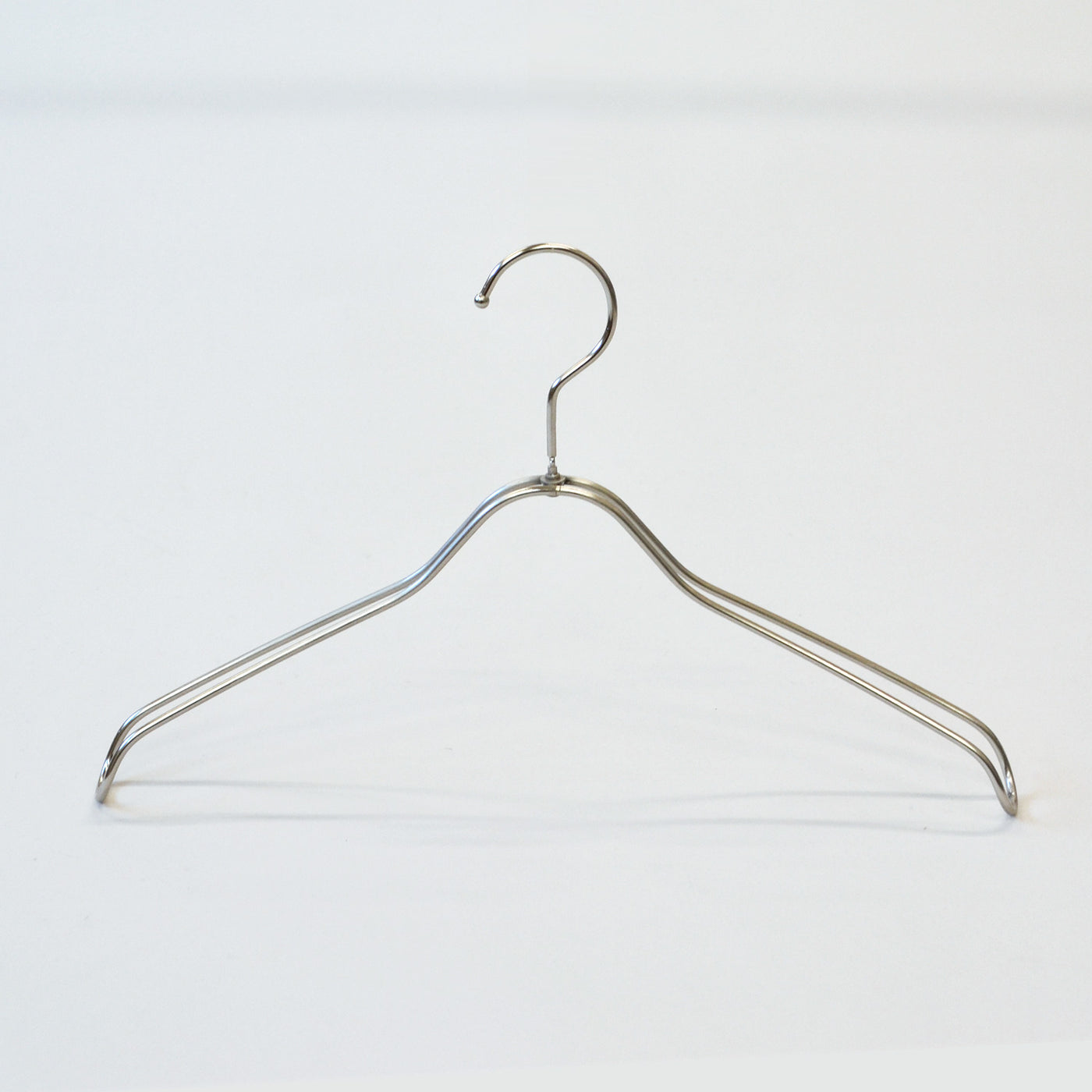 SALE商品スチール製湾曲ハンガー：ニッケルサテンメッキ