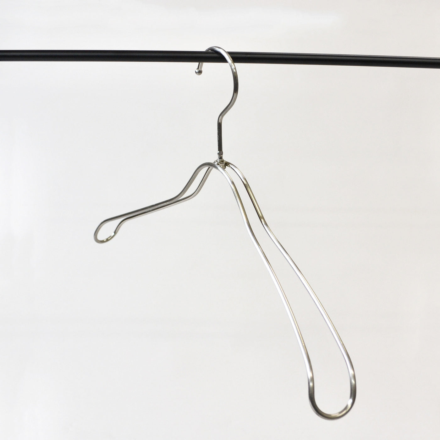 SALE商品スチール製湾曲ハンガー：ニッケルサテンメッキ