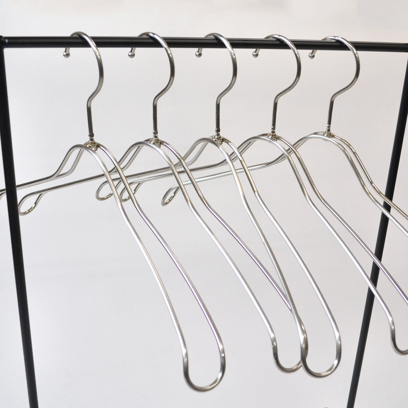 SALE商品スチール製湾曲ハンガー：ニッケルサテンメッキ