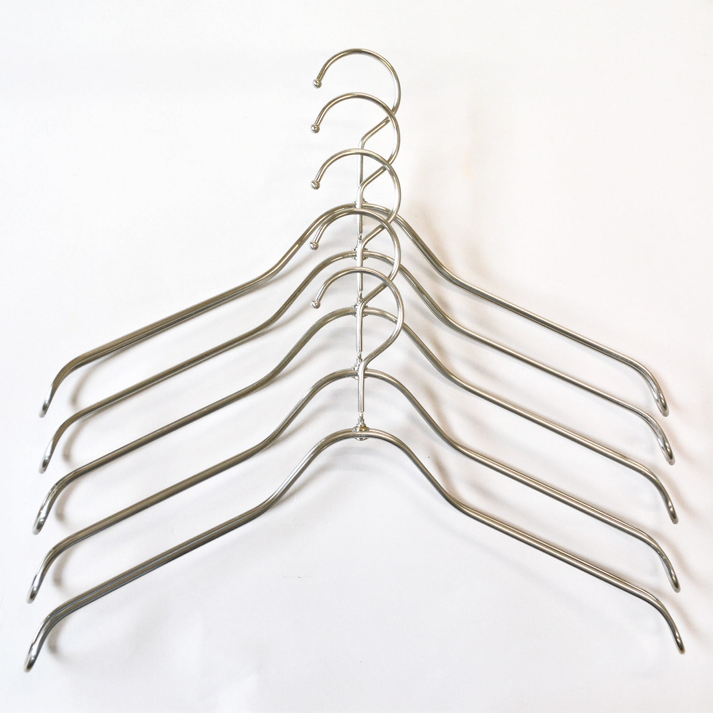 SALE商品スチール製湾曲ハンガー：ニッケルサテンメッキ