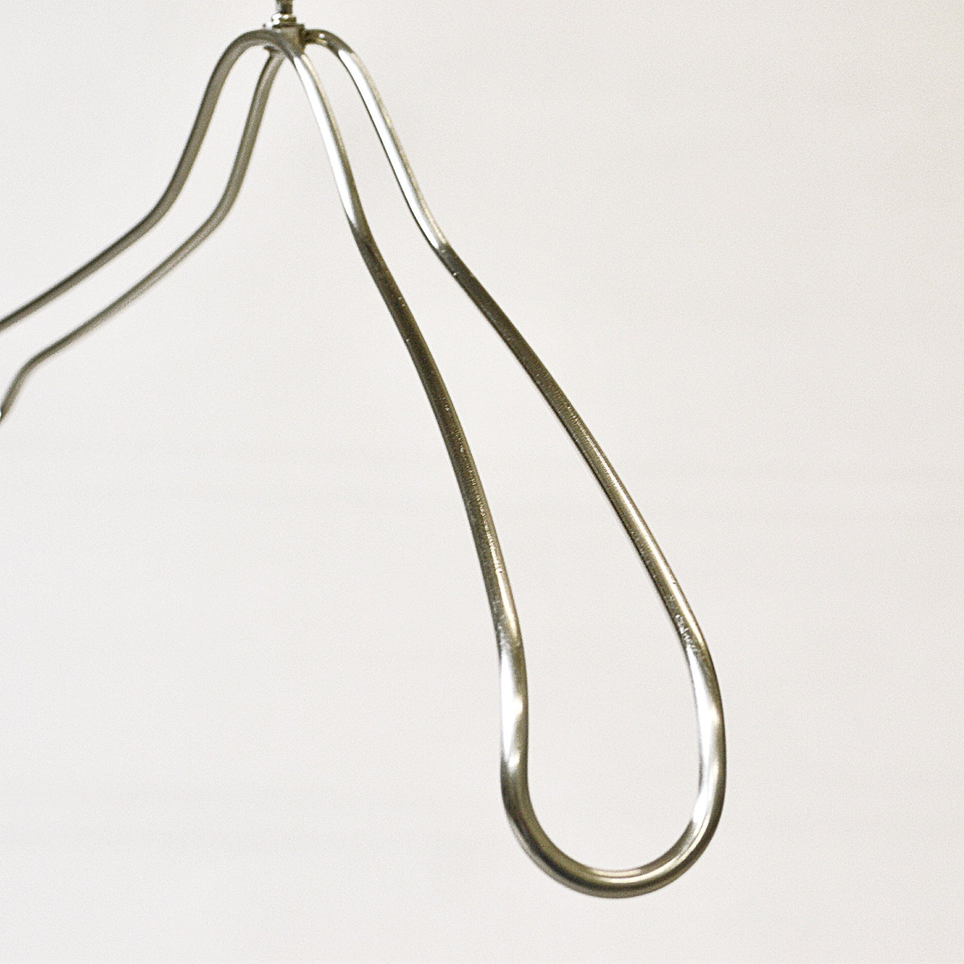 SALE商品スチール製湾曲ハンガー：ニッケルサテンメッキ