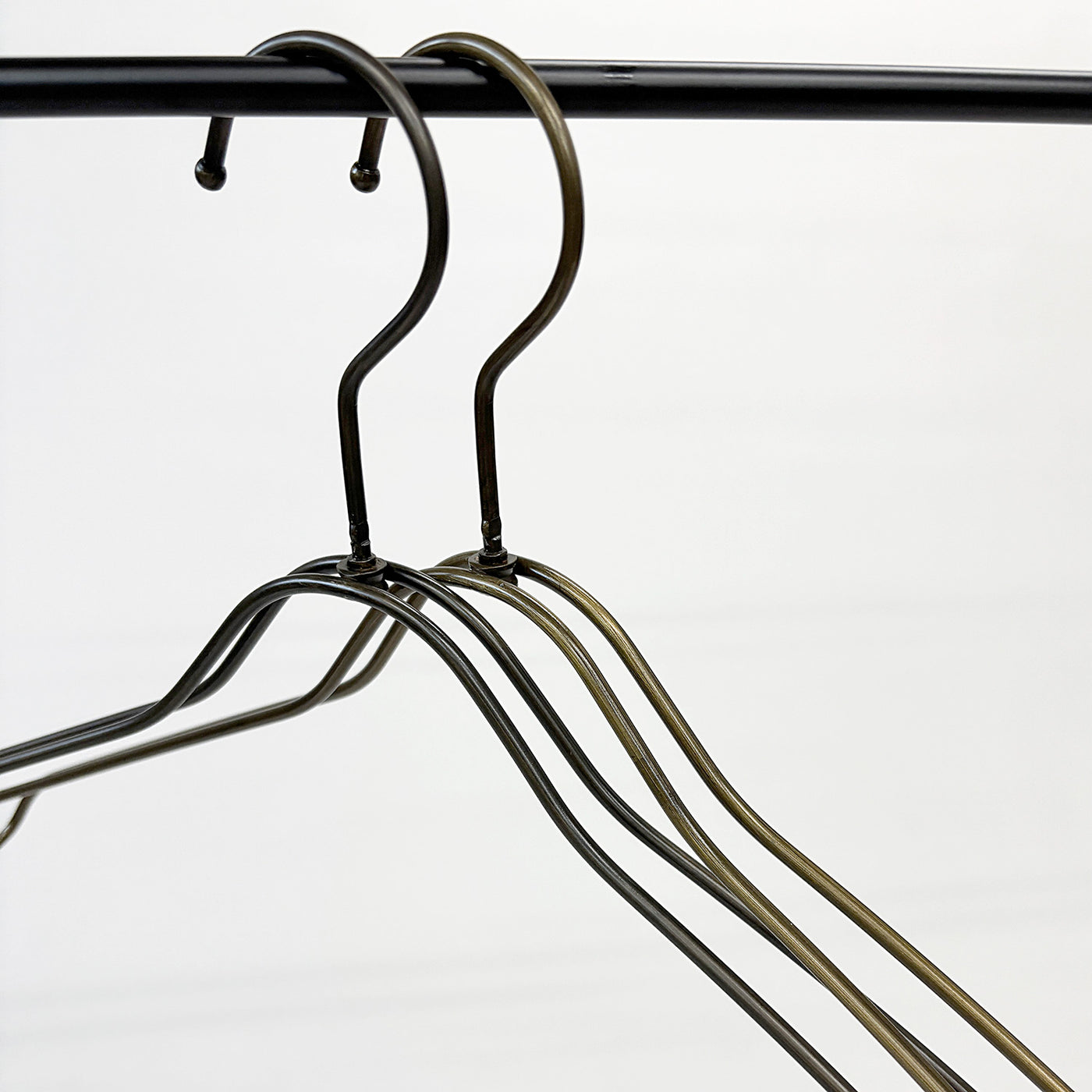 アウトレットスチール製レディース湾曲ハンガー