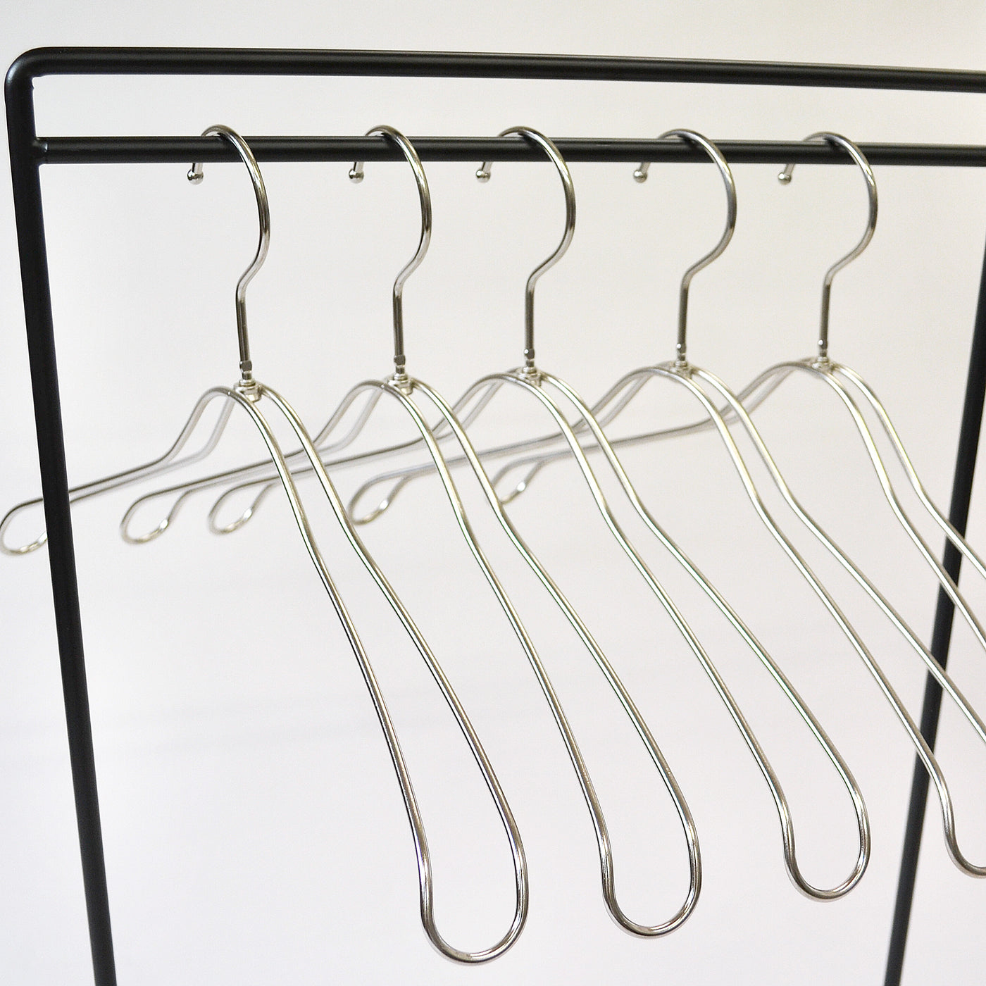 スチール製レディース湾曲ハンガー：梨地加工(ニッケルメッキ)