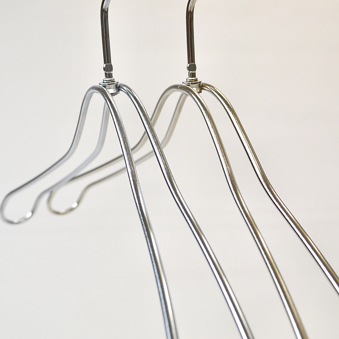 スチール製レディース湾曲ハンガー：梨地加工(クロームメッキ)