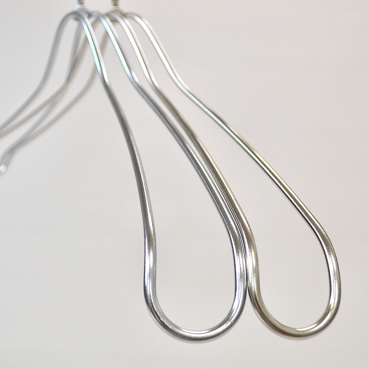 スチール製レディース湾曲ハンガー：梨地加工(クロームメッキ)