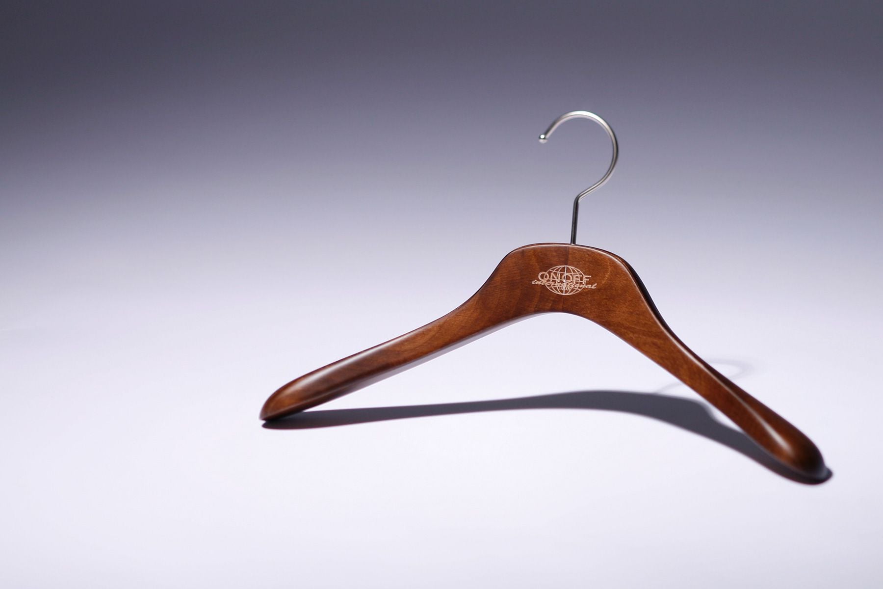 TENDERLOIN Signature line 天然木製ハンガー 高級木製ハンガー 肩幅42cm（レッドブラウン 肩先厚4cm） 天然木